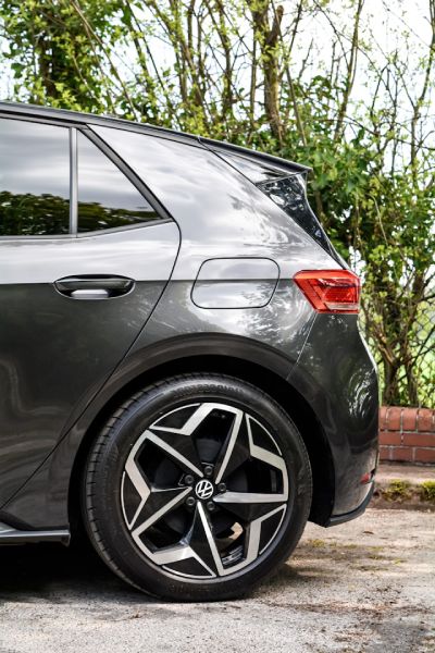 Deel van een zij-aanzicht van Een Volkswagen ID.3. Top 5 populairste auto in Noorwegen