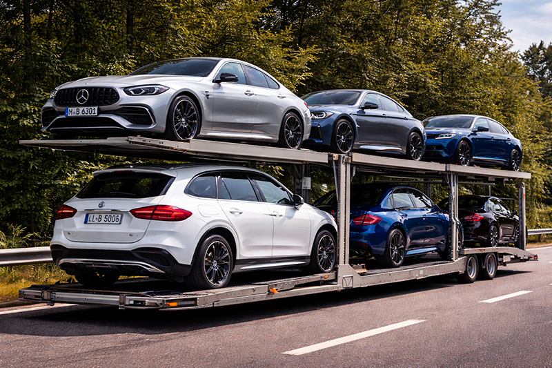 Diverse mercedes modellen op trailer in duitsland
